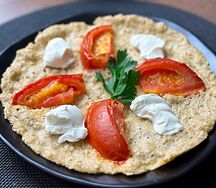 Овсяной блин с помидорами и творожным сыром