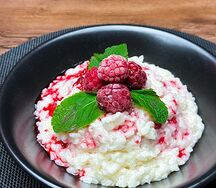 Каша рисовая с фруктовым соусом
