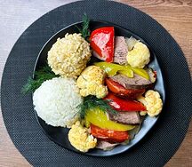 Смесь риса с овощами и говядиной