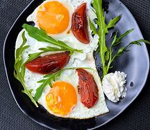 Яичница с печеными томатами и творожным сыром