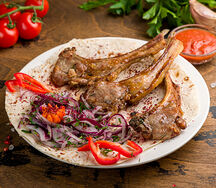 Шашлык из бараньей корейки с гарниром