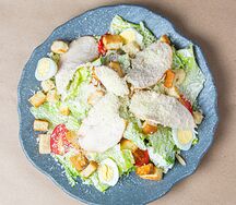 Салат Цезарь с курицей