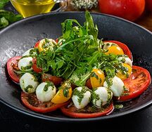 Салат с мини-моцареллой