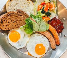 Английский завтрак с куриными колбасками