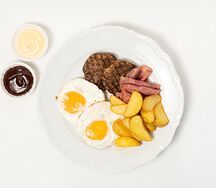 Американский завтрак с медальонами и картофельными дольками