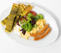 Скрэмбл с куриными колбасками