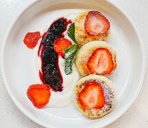 Сырники со сметаной и ягодным кули