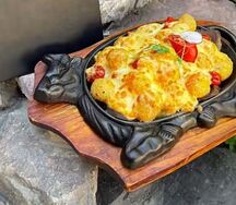 Язык говяжий с молодым картофелем и черри под сырной корочкой