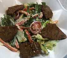 С мясными ломтиками в соусе демиглас