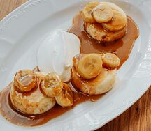 Творожники с бананом и карамелью
