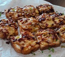 Гренки печеные с мясными деликатесами