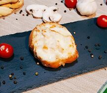 Жюльен с куриной грудкой и грибами