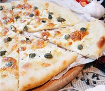 Фокачча с каперсами под сливочным соусом