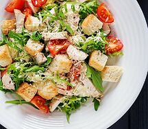 Салат Цезарь с курицей