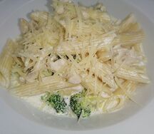 Пенне с курицей и брокколи