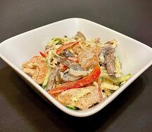Тёплый салат с курой в сливочном соусе