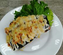 Баклажан, запеченный с овощами под сыром