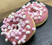 Донат с глазурью и маршмеллоу