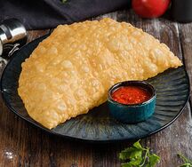 Чебурек с клубникой и бананом