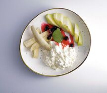 Творог с бананом и яблоком