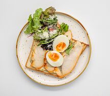 Тост с копченой индейкой и яйцом