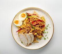 Жареный рамен с курицей