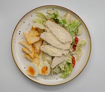Цезарь c запеченной курицей