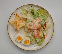 Цезарь с креветками и лососем