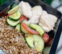 Куриная грудка с овощами и гречкой