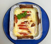 Сыр Сулугуни, запеченный с помидором