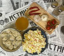 Комбо обед №5 Пельмени с бульон, салат, соус и компот