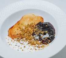 Панкейк с черничным джемом и домашней сметаной