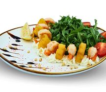Руккола с креветками и ананасом