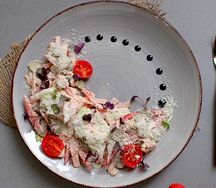 Салат с курицей гриль и ветчиной