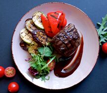 Стейк из говядины с овощами гриль