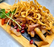 Жареные cвиные уши с луком фри