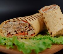 Шаурма с курицей в сырном лаваше