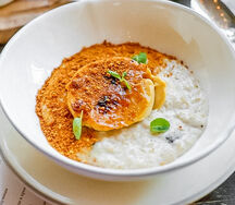 Овсяная каша с изюмом и крем-брюле