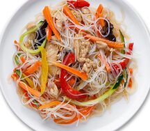 Фунчоза с куриным филе и овощами