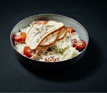 Салат Романо с цыпленком в соусе Цезарь