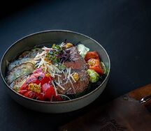 Стейк-салат с овощами гриль