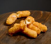 Сырные палочки с соусом