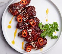 Куриные крылышки под соусом шрирача