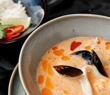 Большой том ям с морепродуктами и кокосом менее острый