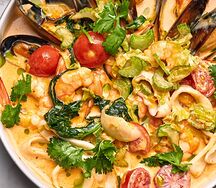 Морепродукты в кокосовом соусе