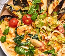 Морепродукты в кокосовом соусе