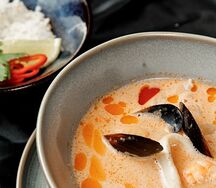 Том ям с морепродуктами и кокосом менее острый