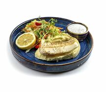 Балтийская треска с картофельным пюре и салатом из свежих овощей, с соусом из сметаны и летних трав