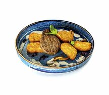 Фирменные мясные котлетки с картофельными крокетами и опятами