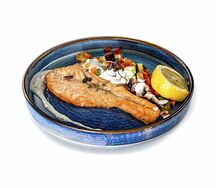 Стейк из лосося с сырным соусом и овощным рататуем